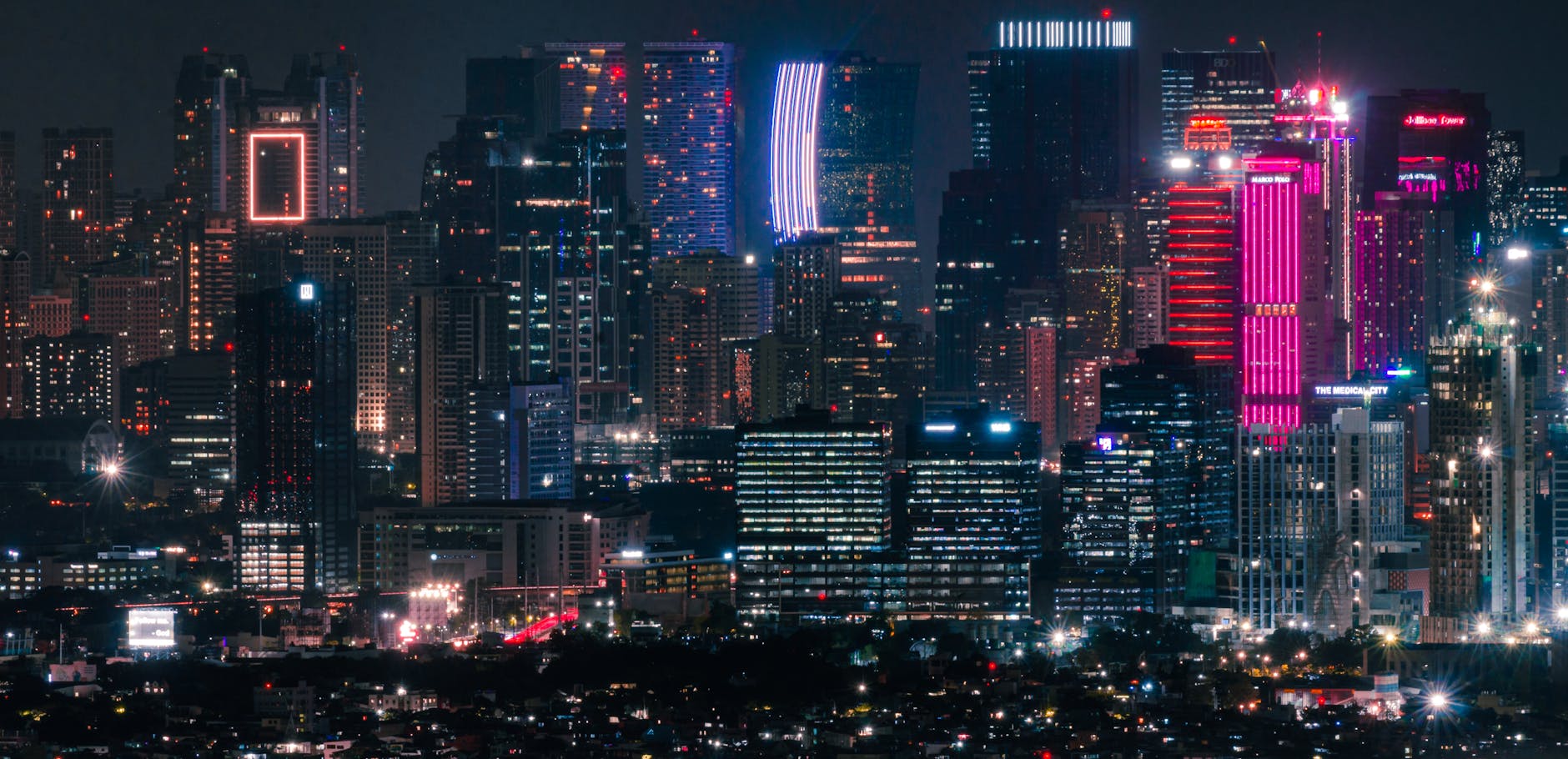 Nocna panorama neonowego miasta przypominająca Vice City